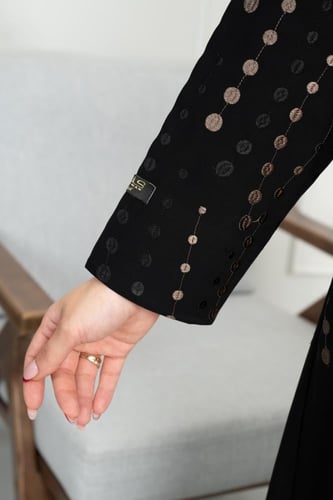 عبايه قماش كوبرا بتطريز بيج