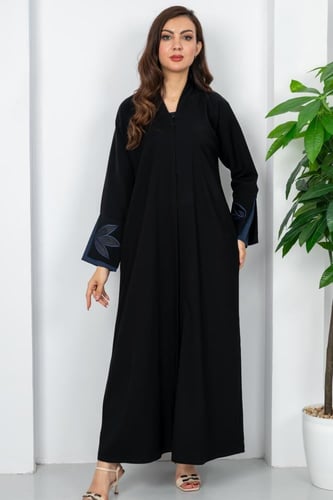 عباية سوداء اكمام مطرزه وكسرة من الخلف