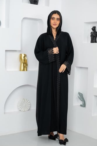 عباية ندى مطرز اسود في الاكمام ومن الامام ربع كلوش