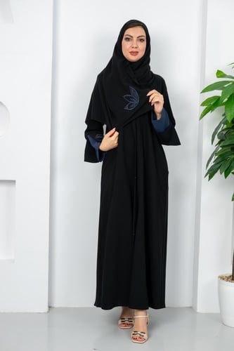 عباية سوداء اكمام مطرزه وكسرة من الخلف