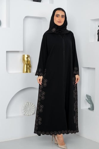 عباية كريب أسود مع تطريز فالاسفل والجوانب بقصة كلو...