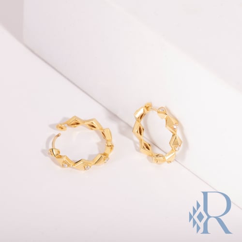 GE:20 Gold Earrings with Diamond - حلق ذهبي مع الم...