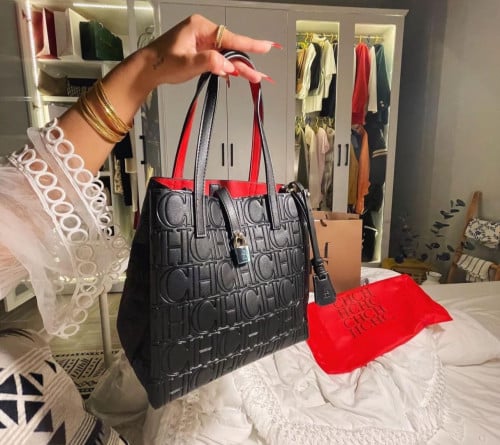 كارولينا هريرا - مع جميع الملحقات