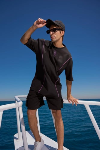 Oversize black t-shirt