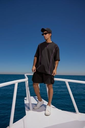 Oversize black t-shirt