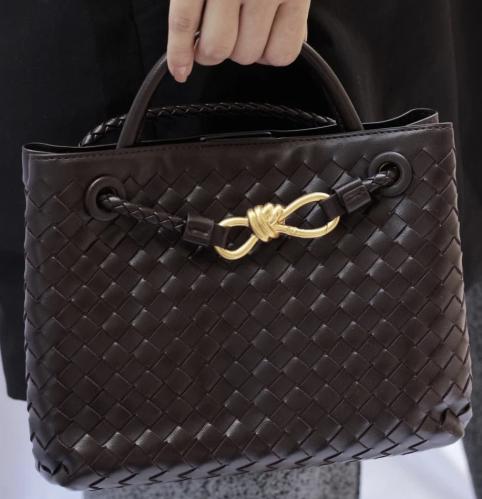 انديامو صغير بني