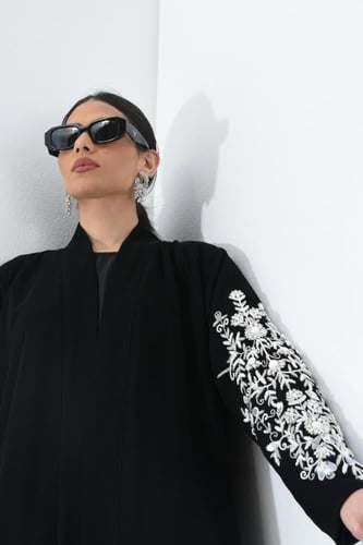 L113-عباية كريب أسود تطريز