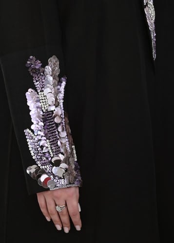 L203- عباية لنن اسود تطريز