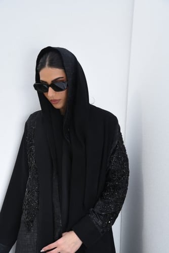 L102-عباية كريب مع جاكار تطريز