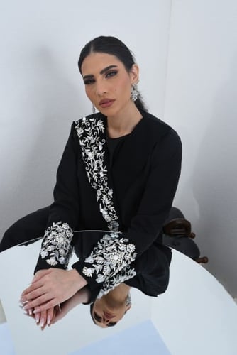 L114-عباية حرير مغسول أسود تطريز