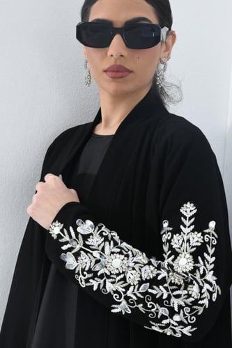 L113-عباية كريب أسود تطريز