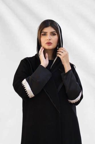 L010-عباية كريب مع تفتا - تطريز