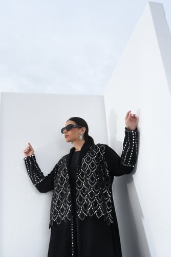 L107-عباية كريب مع قماش مرايات