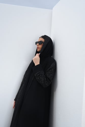 L102-عباية كريب مع جاكار تطريز