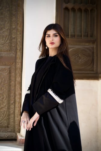 L010-عباية كريب مع تفتا - تطريز