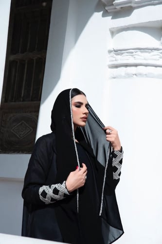 L055 - عباية لينين أسود - كسرات جانبيه - تطريز أبي...