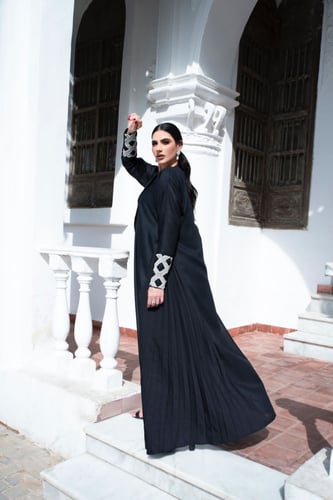 L055 - عباية لينين أسود - كسرات جانبيه - تطريز أبي...