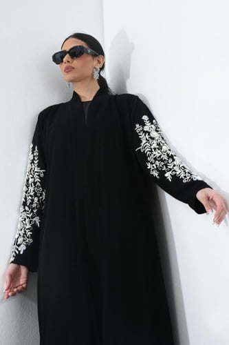 L113-عباية كريب أسود تطريز