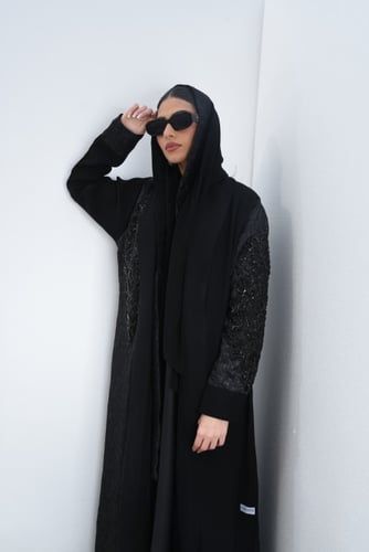 L102-عباية كريب مع جاكار تطريز