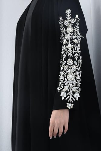 L113-عباية كريب أسود تطريز