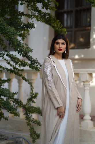 L018- عباية لنن بيج تطريز