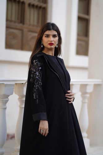 L017-عباية كريب تطريز