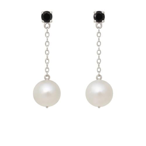 حلق راق من اللولو الطبيعي يكمله وهج الالماس الاسود...