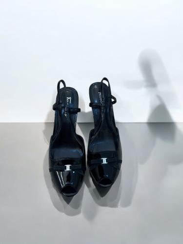 ferragamo black patrnt heels ( brand new)