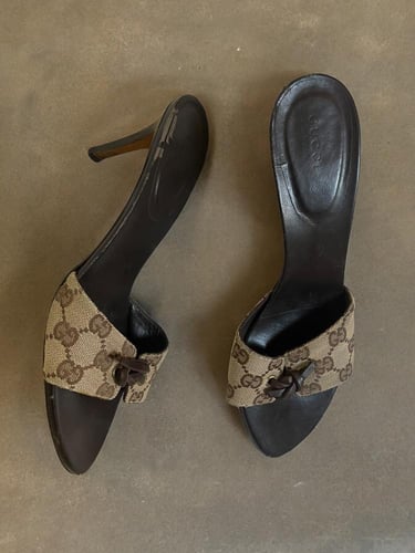 ‏Gucci Beige Guccissima Canvas Knotted Bow Mules S...