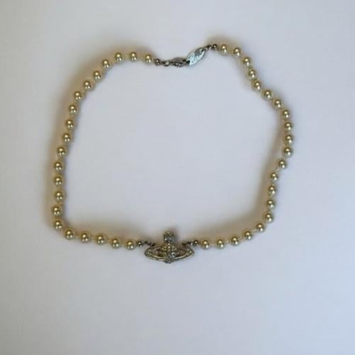 the classic vivienne westwood pearl necklace