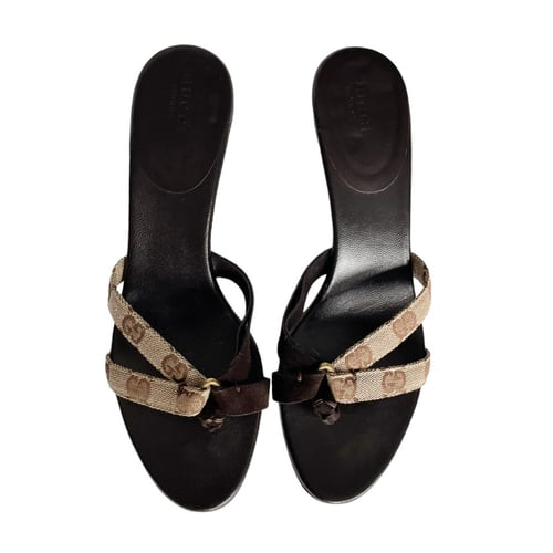 GUCCI MONOGRAM STRAPPY THONG HEELS IN BEIGE / BROW...