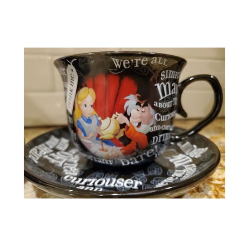 طقم كوبين مع الصحن لاليس في بلد العجائب