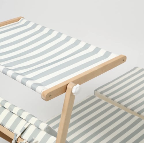 سرير استرخاء بظل بجانب المسبح – لا بالما بخطوط خضر...