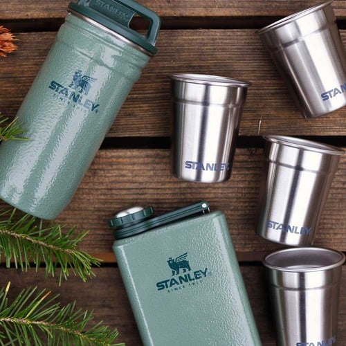 مجموعة ادفنتشر من ستانلي من 2 أباريق و4 أكواب نيست...