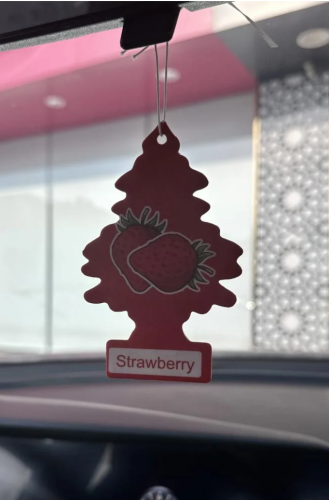 معطر سيارة يعلق على المرايا