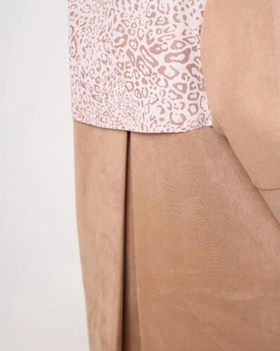 عباية شمواه بطبعة تايقر في الخلف