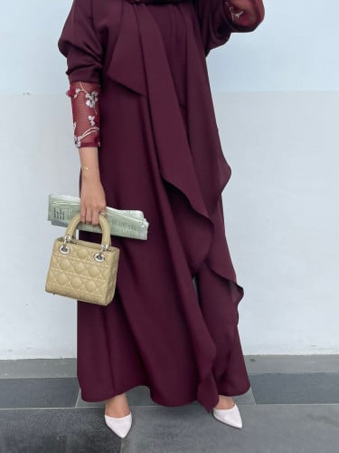 عباية مموجة، وأكمام شبك ورود (متوفر أسود فقط)