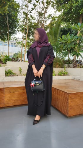 عباية نص بشت بأكمام مطرزة ملونة