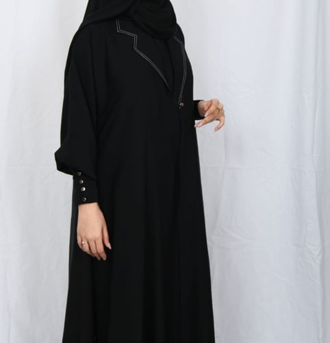 عباية بياقة ناعمة وأزارير في الأكمام