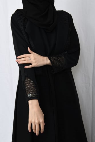عباية بقطعة مميزة في الياقة والأكمام وفستان داخلي