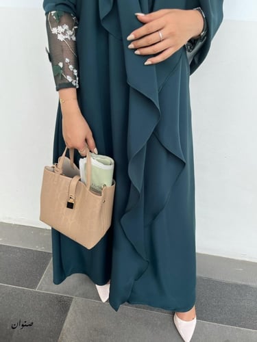 عباية مموجة، وأكمام شبك ورود (متوفر أسود فقط)