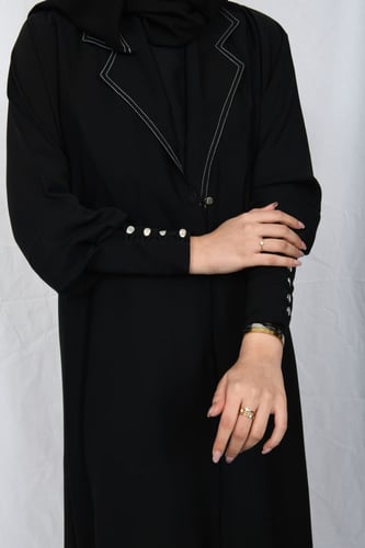 عباية بياقة ناعمة وأزارير في الأكمام