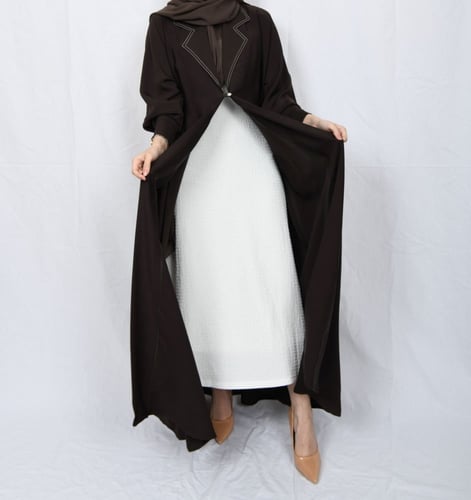 عباية بياقة ناعمة وأزارير في الأكمام