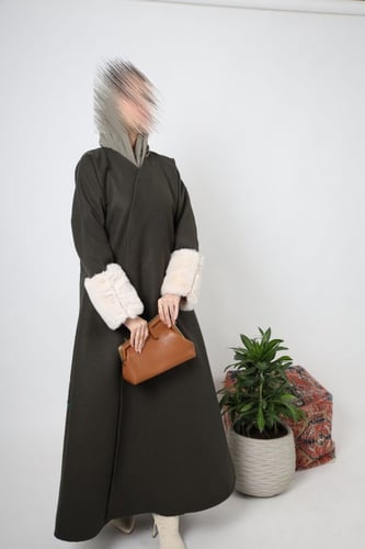 عباية جوخ زيتي وفرو سكري