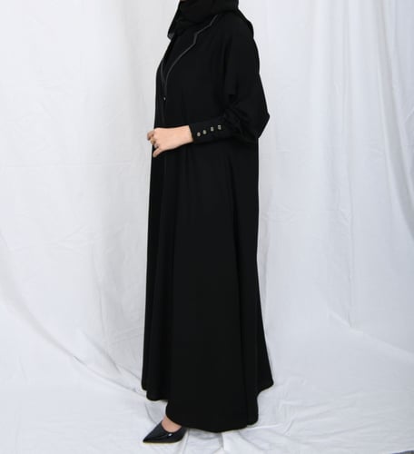 عباية بياقة ناعمة وأزارير في الأكمام