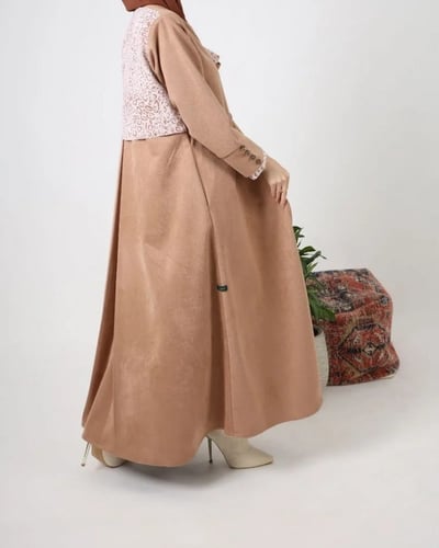 عباية شمواه بطبعة تايقر في الخلف