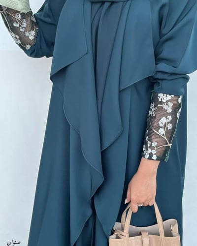 عباية مموجة، وأكمام شبك ورود (متوفر أسود فقط)