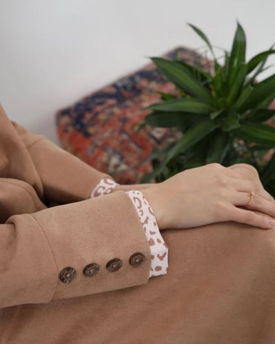 عباية شمواه بطبعة تايقر في الخلف