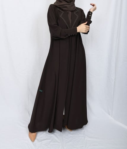 عباية بياقة ناعمة وأزارير في الأكمام