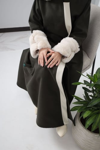 عباية جوخ زيتي وفرو سكري